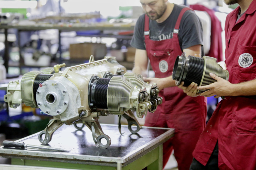 Die Mitarbeiter von der bayerischen Flugmotoren-Reparatur Heinz Dachsel.