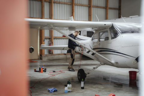 Björn Tretow bei der Aufbereitung einer Cessna 172.