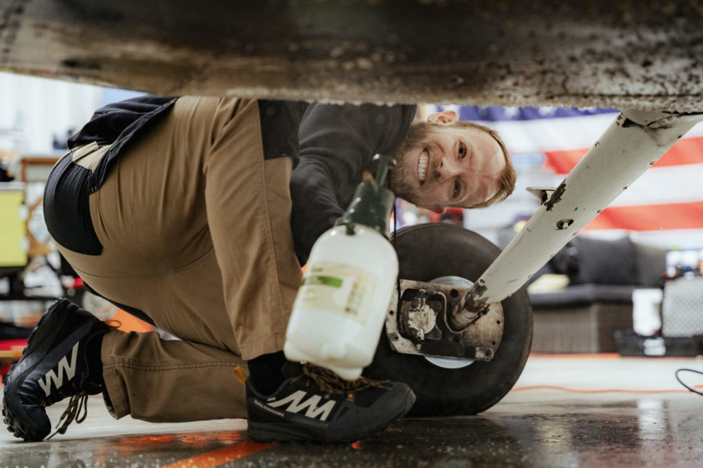 Björn Tretow von Aero Polishing reinigt die Rumpfunterseite einer Cessna 172.