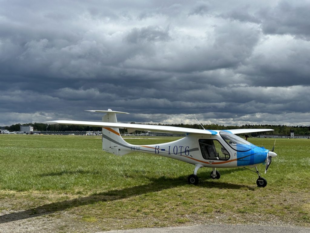 Das Liaoning Ruixiang RX1E auf der AERO 2024: Ein Blick in die Zukunft der umweltschonenden Luftfahrt, hier auf dem Rollfeld in Friedrichshafen zu sehen.