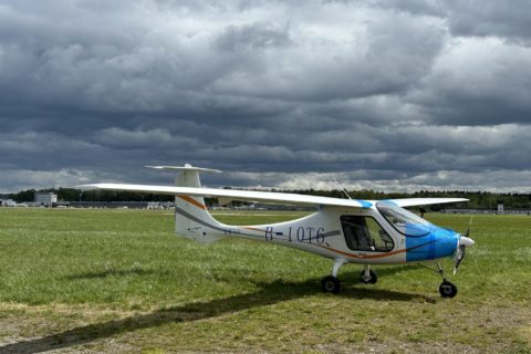 Das Liaoning Ruixiang RX1E auf der AERO 2024: Ein Blick in die Zukunft der umweltschonenden Luftfahrt, hier auf dem Rollfeld in Friedrichshafen zu sehen.