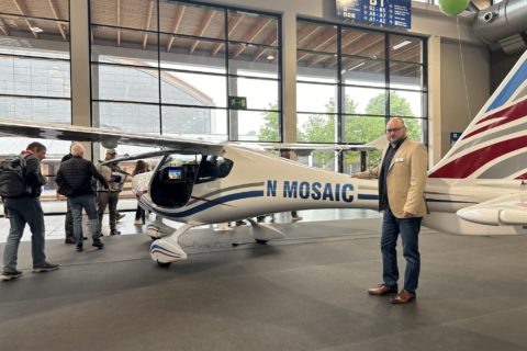 Daniel Günther neben der neuesten F2 von Flight Design, erstmalig komplett in Tschechien produziert, auf der AERO 2024.