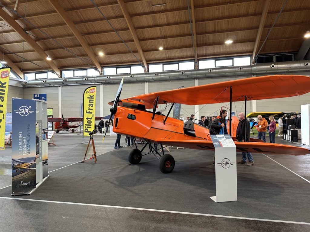 Die Stampe SV4-RS, eine originalgetreue Nachbildung des 1930er Jahre Klassikers, nun als modernes Ultraleicht-Flugzeug. Ausgestattet mit zeitgemäßen Materialien und einem zuverlässigen 100 PS starken Rotax-Motor, verbindet sie Nostalgie mit moderner Flugtechnik.