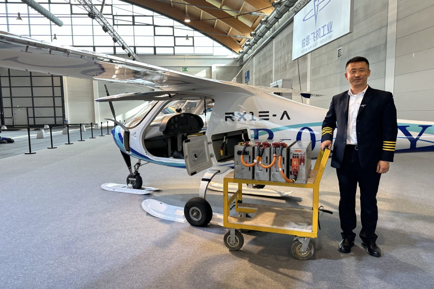 Bisher wurden mit den elektrischen Flugzeugen von Rhyxeon 15.000 Stunden erflogen. 2.000 davon flog der auf der Messe anwesende Chen Zhangwei.