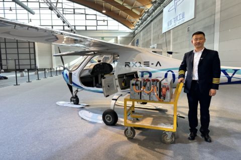 Bisher wurden mit den elektrischen Flugzeugen von Rhyxeon 15.000 Stunden erflogen. 2.000 davon flog der auf der Messe anwesende Chen Zhangwei.