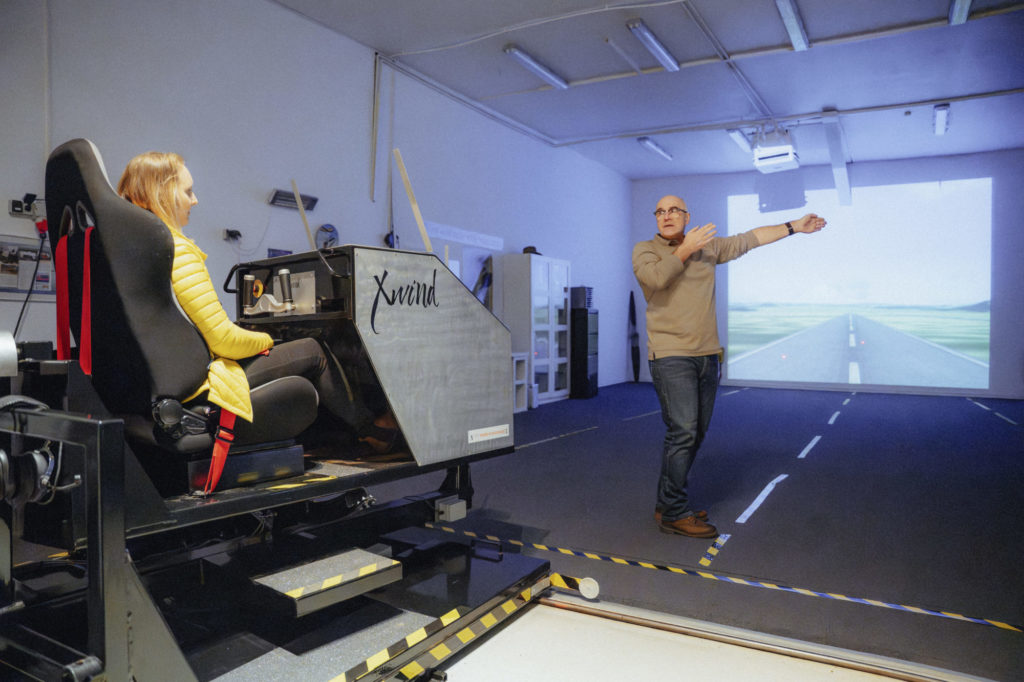 Ab in den Simulator: Fluglehrer Jörg Kaminski erklärt Flugschülerin Isabella Sauer, wie der Crosswind-Landing-Simulator funktioniert und worauf bei der Landetechnik zu achten ist.