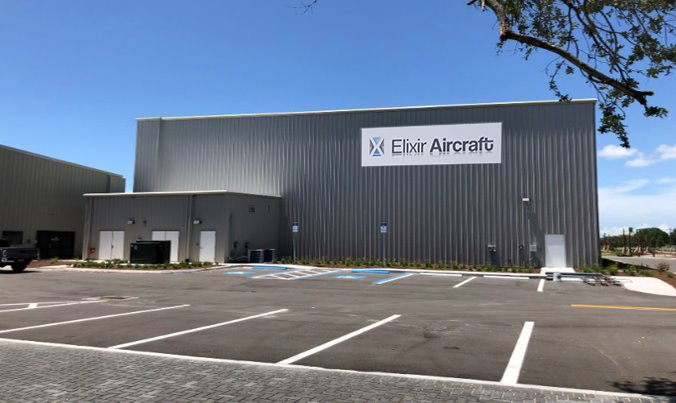 Das neue Werk von Elixir Aircraft in Sarasota, Florida, von außen.