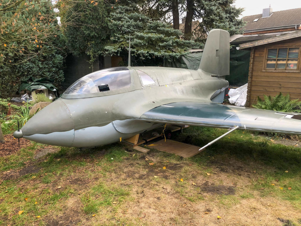 Die Messerschmitt Me 163 B vor der Restaurierung im Garten von Heinz-Dieter Sippel.