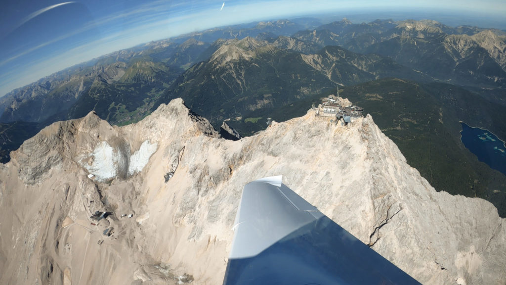 Spektakulär: Bei der Umrundung der Zugspitze hat die Cirrus jede Menge Zuschauer auf der prall gefüllten Terrasse in 2962 Metern Höhe.