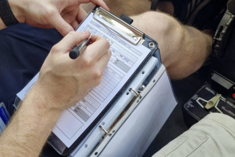 Bereit zum Mitschreiben Die ATIS-Ansage enthält wichtige Flugplatz-Informationen in immer gleicher Folge – deshalb gibt es Formular-Vordrucke, in die sich die Daten eintragen lassen. Entscheidend ist der Kennbuchstabe, der beim anschließenden Erstanruf wichtig wird.