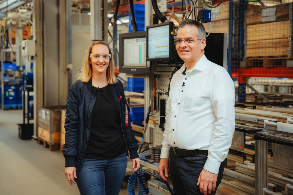 Ganz schön viel zu sehen! Online-Chefredakteurin und Flugschülerin Isabella Sauer hat sich von Markus Becker, Head of Training, die beiden Continental-Werke zeigen lassen. 