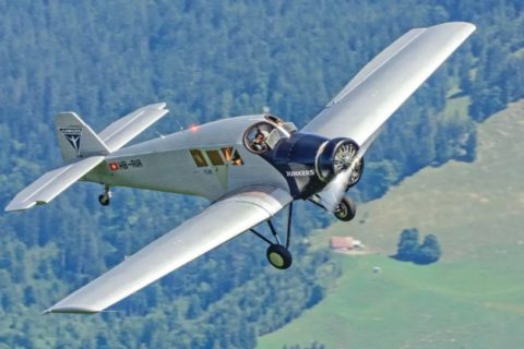 Der Co-Pilot winkt den Zuschauern der OldtimAIR Flugparade 2022 in Stanserhorn (Schweiz) freundlich aus dem offenen Cockpit der „JUNKERS F13“ zu.