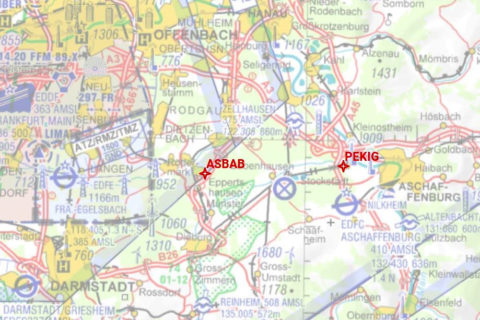 Der Anflug zum Flugregelwechsel erfolgt über die Wegpunkte PEKIG und ASBAB.