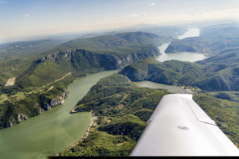 Das Eiserne Tor: Als Grenzfluss zwischen Rumänien und Serbien durchbricht die Donau hier die Berge der Karpaten. Bis zum Bau eines Kraftwerks-Staudamms 1972 war dies die für die Schiffahrt gefährlichste Stelle der Donau.