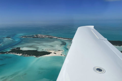 Türkise Endlosigkeit: Vielfalt und Schönheit der Bahamas erschließen sich aus der Luft. So sind die verstreuten Inseln schnell zu erreichen.