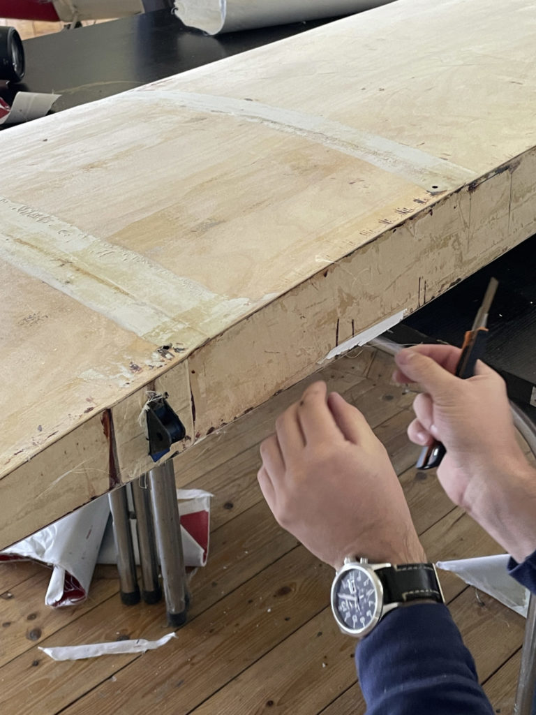 Wichtige Vorarbeiten: Bevor eine neue Bespannung kommt, muss die alte ganz vorsichtig mit einem Cuttermesser eingeschlitzt und abgezogen werden.