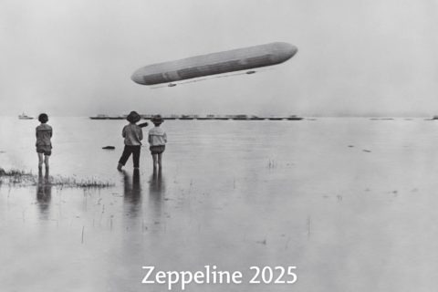Drei Kinder beobachten einen in der Ferne schwebenden Zeppelin.