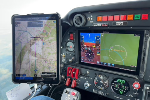 Das Cockpit einer Robin mit zusätzlich installiertem Tablet mit Navigationssoftware.