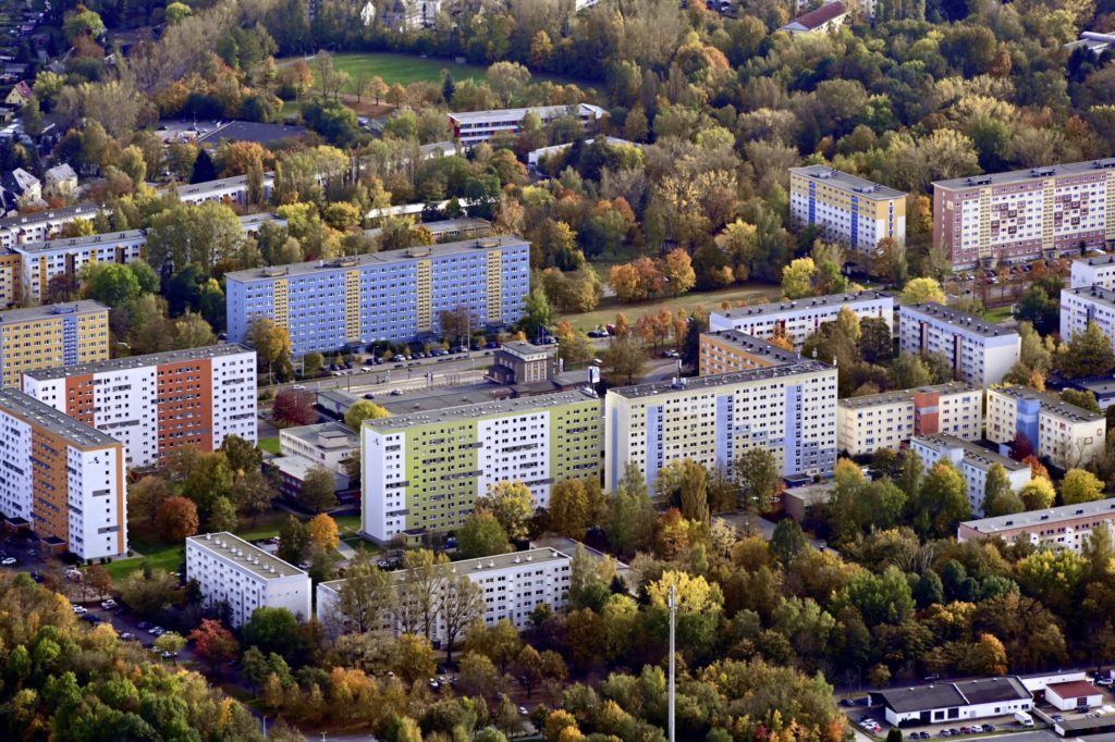 Das Terminalgebäude des alten Flughafens aus dem Jahr 1924 ist inzwischen von Wohnhäusern umschlossen.