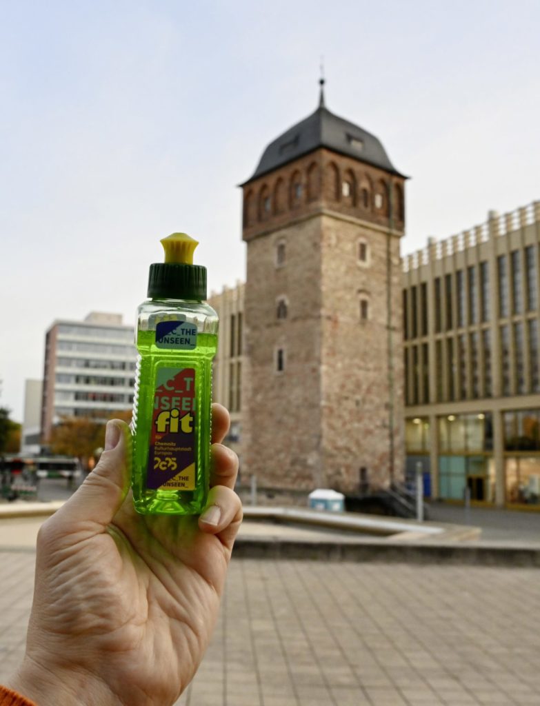 Die Flasche des DDR-Geschirrspülmittels »fit« wurde tatsächlich dem Roten Turm im damaligen Produktionsstandort nachempfunden.