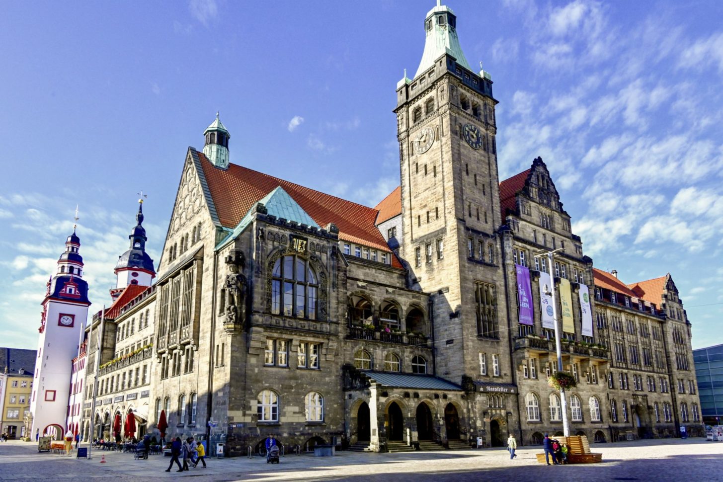 Das neue Rathaus wurde direkt an das alte gebaut. Vom Hohen Turm (hinten im Bild) ist die Aussicht sehr gut.