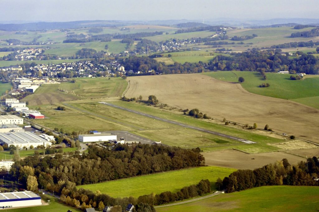 Der Verkehrsflugplatz Jahnsdorf liegt gut elf Kilometer südlich des Zentrums.