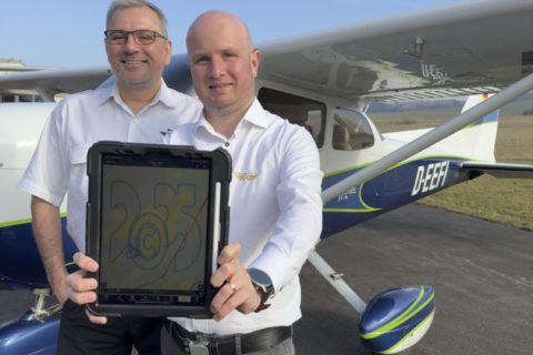 Die beiden Piloten nach Vollendung ihres Kunstwerkes vor der Cessna 172.