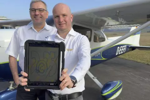 Die beiden Piloten nach Vollendung ihres Kunstwerkes vor der Cessna 172.