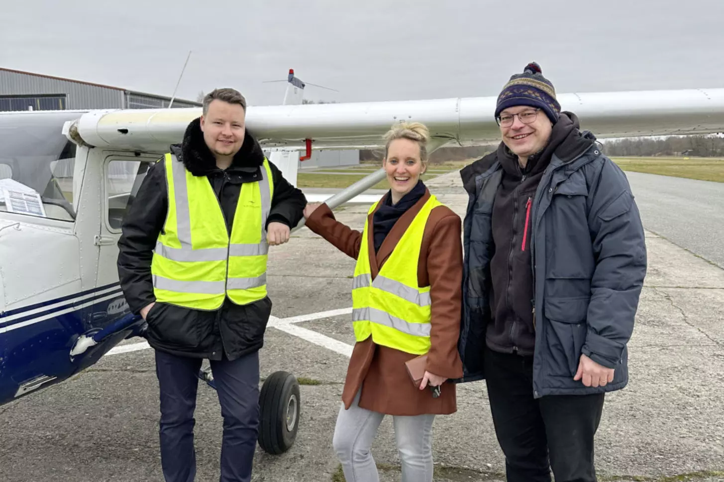 Fluglehrer Jan-Ole, Flugschülerin Isabella und Betriebsleiter Stephan Christiansen am Flugplatz Stade.
