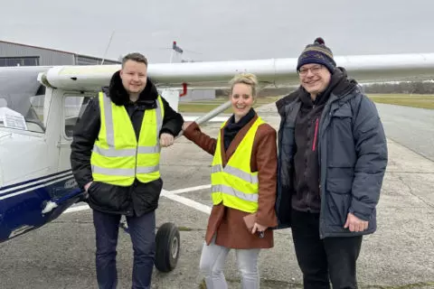 Fluglehrer Jan-Ole, Flugschülerin Isabella und Betriebsleiter Stephan Christiansen am Flugplatz Stade.