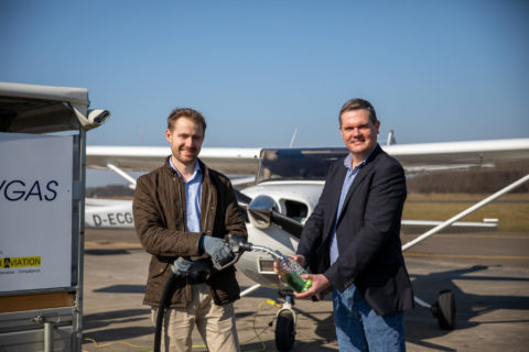 Am Flugplatz Ganderkesee wird künftig Swift 100R getankt:Martin Bollinger (l.) und Dr. Thomas Albuzat.