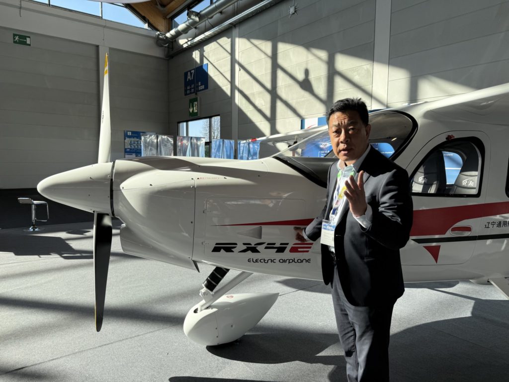 1000 Stunden elektrisch unterwegs: Testpilot Xiaoben Xu hat bereits mehr als 1000 Flugstunden mit der RX4E absolviert.