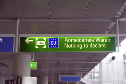 Zollabfertigung auf Flugplätzen: Was für Piloten gilt