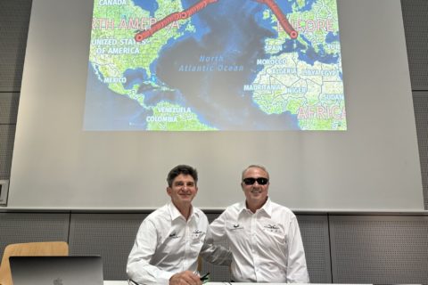 Andrea und Alberto: Die Piloten Alberto Porto (links) und Andrea Venturini (rechts) machten das scheinbar Unmögliche möglich – sie überquerten den Atlantik im Ultraleichtflugzeug.