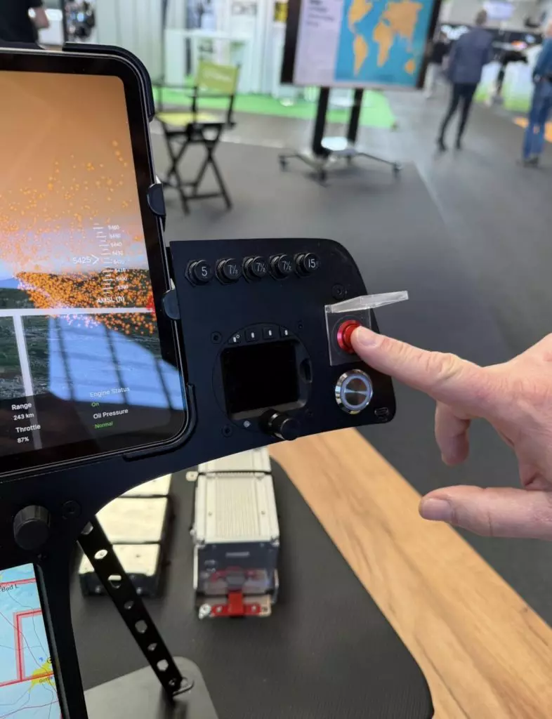 Der Knopf für den Fall eines Falls soll es ermöglichen, per Knopfdruck nicht nur den nächstliegenden Flugplatz anzufliegen, sondern langfristig sogar autonom zu landen – gestützt auf Sensorik in Echtzeit. 