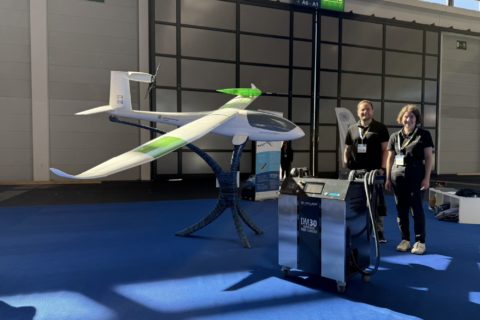 Am Stand sprachen wir mit Dominik Eisenhut und Ellen Seabrooke vor einem 1:3-Modell des e-Genius, der zeitgleich als Schleppflugzeug eingesetzt wurde. Ebenfalls zu sehen: das mobile Ladegerät mit 20 kW Ladeleistung und CCS-Stecker, theoretisch kompatibel mit jeder Autowallbox.