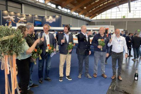 Feierliche Übergabe des DAeC-Kennblatts für die GT9 von Tomark Aero.
