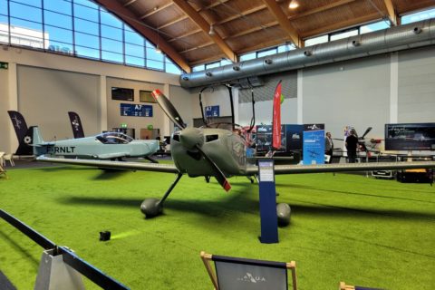 Die erste Integral R wurde kurz vor der Messe ausgeliefert - im Hintergrund ein Mockup der Integral E.