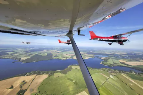 In Formation - die Gruppe über Masuren beim Flug in Richtung Litauen. Die fünfte Cessna befindet sich rechts neben dem Fotoflugzeug.