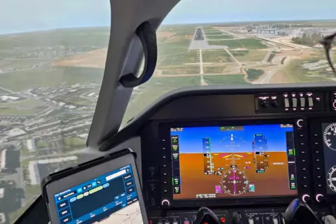 Realismus im Anflug Verfahrenstrainer bewegen sich zwar nicht, stellen Instrumente, Ruderdrücke und den Blick nach vorn aber realistisch dar. Der große Vorteil: Einzelne Segmente von An- und Abflugverfahren lassen sich sofort wiederholen – das beschleunigt den Lernfortschritt.
