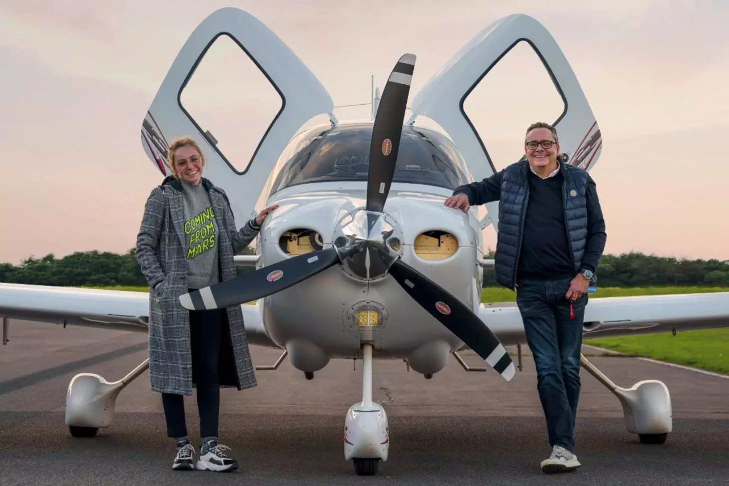 Jetzt auch durch die Wolken Der frisch gebackene Basic-IR-Inhaber Christoph Schlechtriem mit Tochter Marie Sophie und seiner Cirrus.