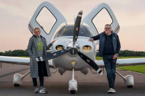 Jetzt auch durch die Wolken Der frisch gebackene Basic-IR-Inhaber Christoph Schlechtriem mit Tochter Marie Sophie und seiner Cirrus.