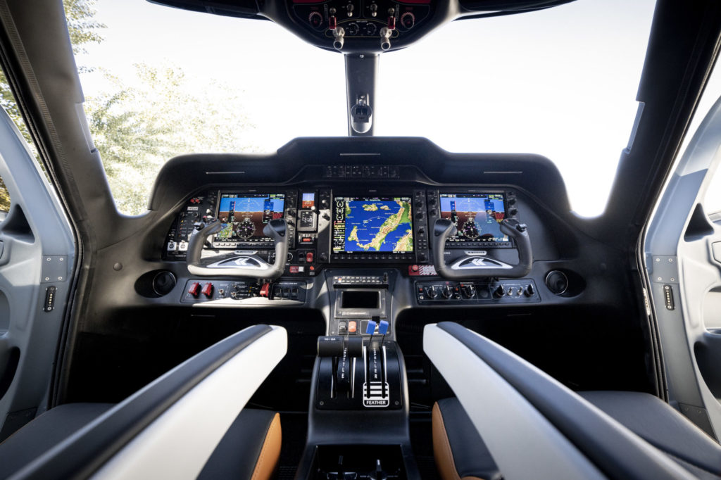 Cockpit Tecnam P2012 Traveller