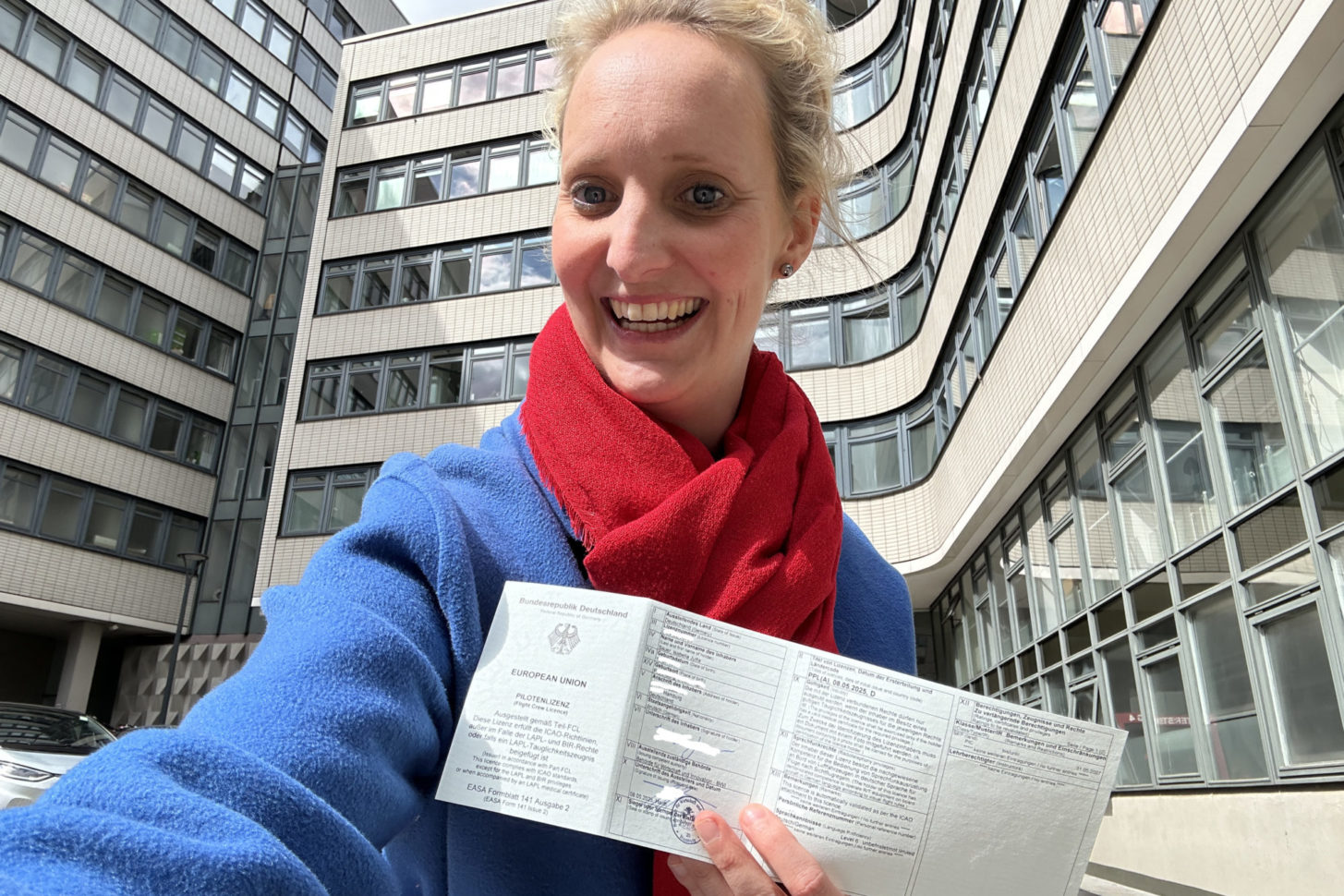 Isabella Sauer hält ihre PPL in den Händen.