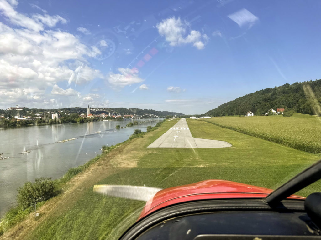 Landebahn parallel zur Donau: Die Altstadt von Vilshofen mit ihren historischen Gassen ist über die Brücke zu Fuß leicht zu erreichen.
