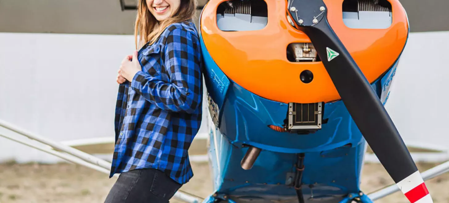 Anne Hennig eröffnet Flugschule am Flugplatz Schönhagen