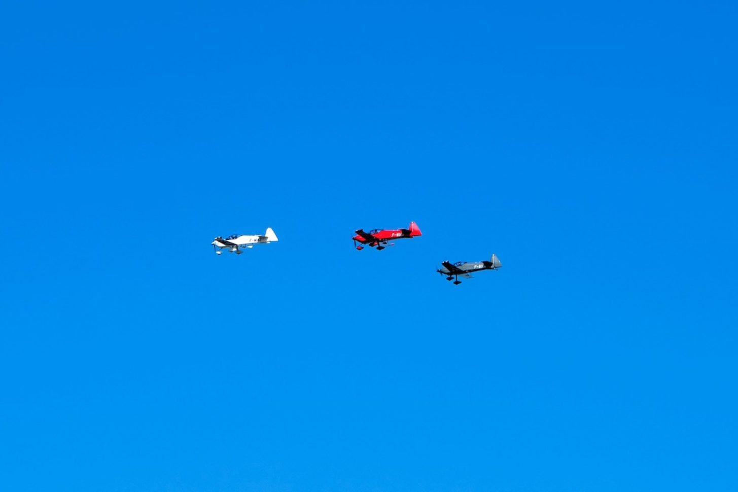 Die drei INTEGRAL-Flugzeuge von Aura Aero beim Eröffnungsflug der Paris Air Show 2025.