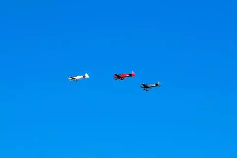 Die drei INTEGRAL-Flugzeuge von Aura Aero beim Eröffnungsflug der Paris Air Show 2025.
