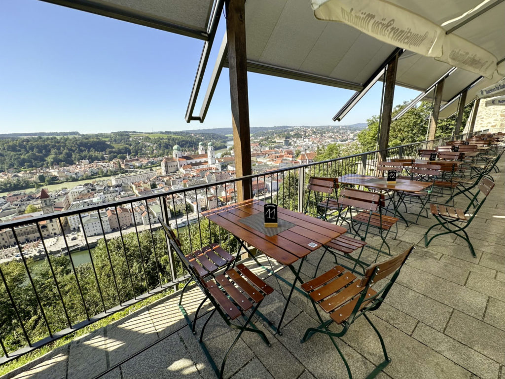 Burgwanderung: Bei so schönem Wetter fällt der kleine Fußweg leicht. Für die Erfrischung und die tadellose Aussicht sorgt die Gastronomie.