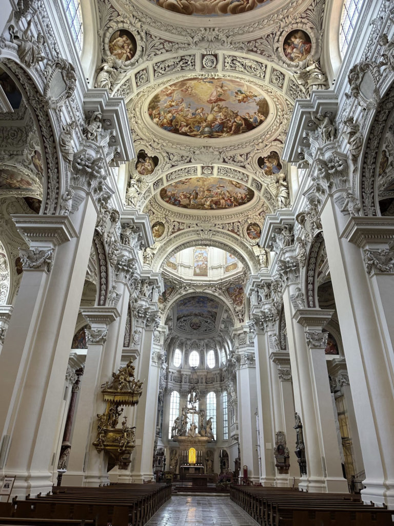 Üppiger Barockstil: Der Dom Sankt Stephan in der Bischofsstadt Passau ist die größte Kathedrale nördlich der Alpen.